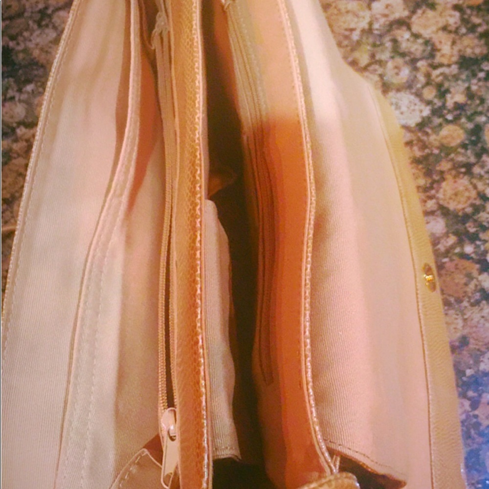 MEDALLION  Cute Crossbody Hand Bag w inside Wallet - Picture 7 of 8